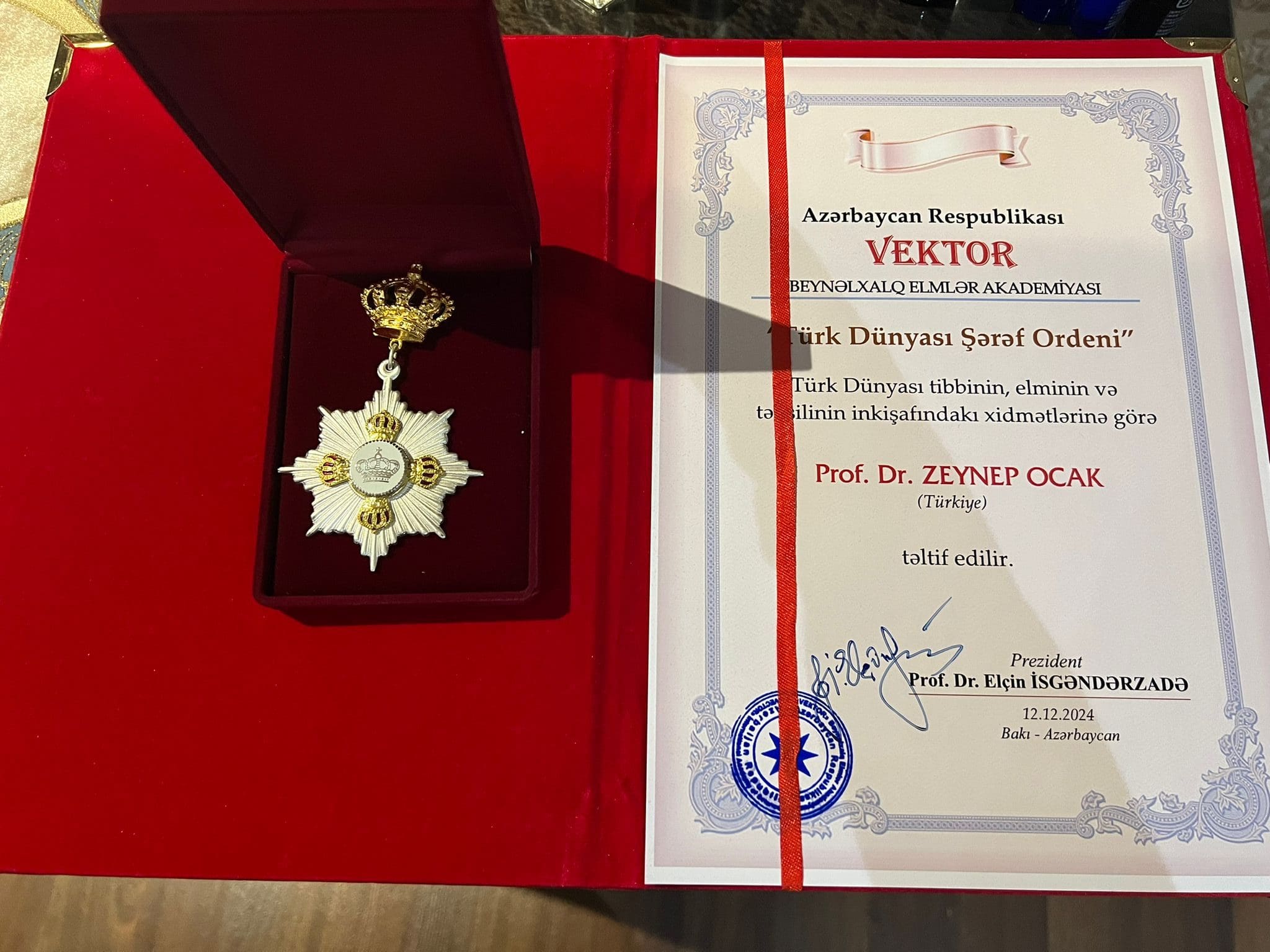 Ehrenorden der türkischen Welt und Auszeichnungsurkunde, überreicht an Prof. Dr. Zeynep Ocak