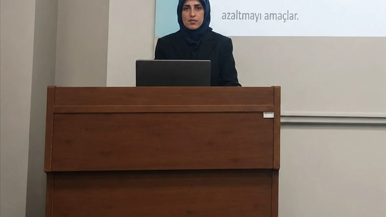 Prof. Dr. Zeynep Ocak Biruni Üniversitesi ALS Farkındalık Sempozyumu'nda sunum yaparken