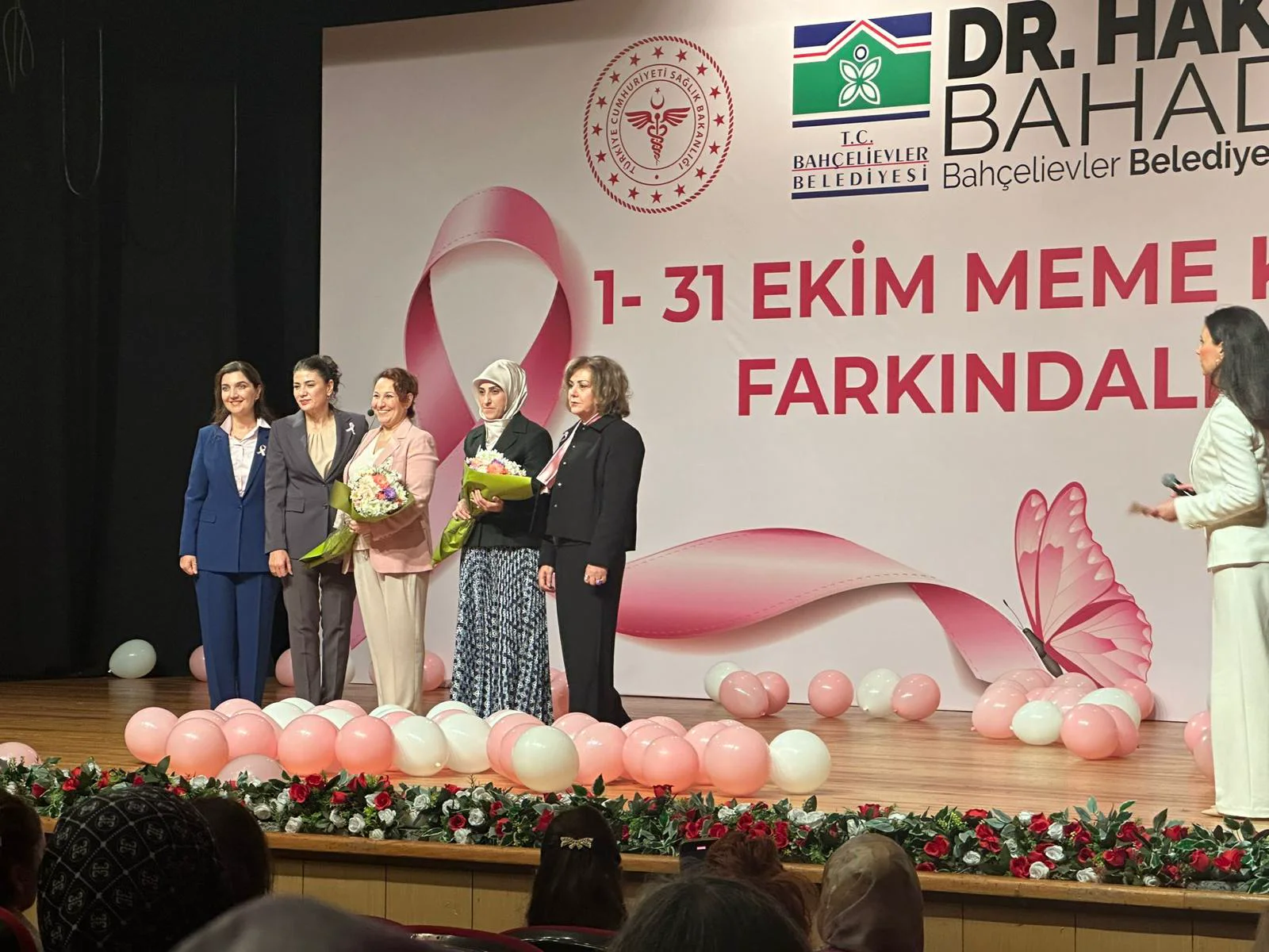 Meme Kanseri Farkındalık Ayı etkinliğinde konuşmacılar ve davetliler
