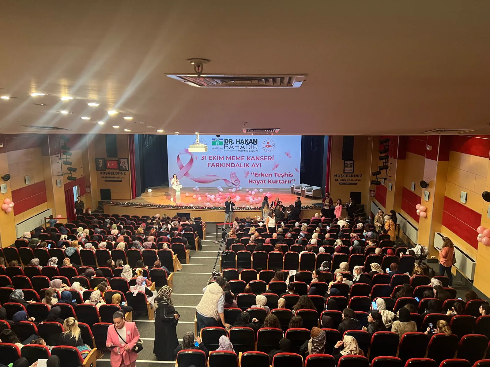 Meme Kanseri Farkındalık Ayı seminerini izleyen katılımcılar